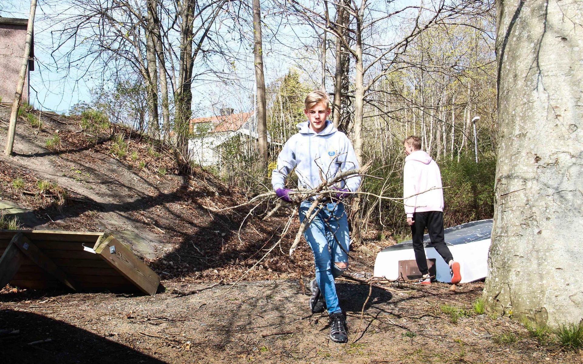 William Okdahl och hans kompisar i juniorgruppen tycker det blir en bra gemenskap när hela klubben hjälps åt att fixa. 