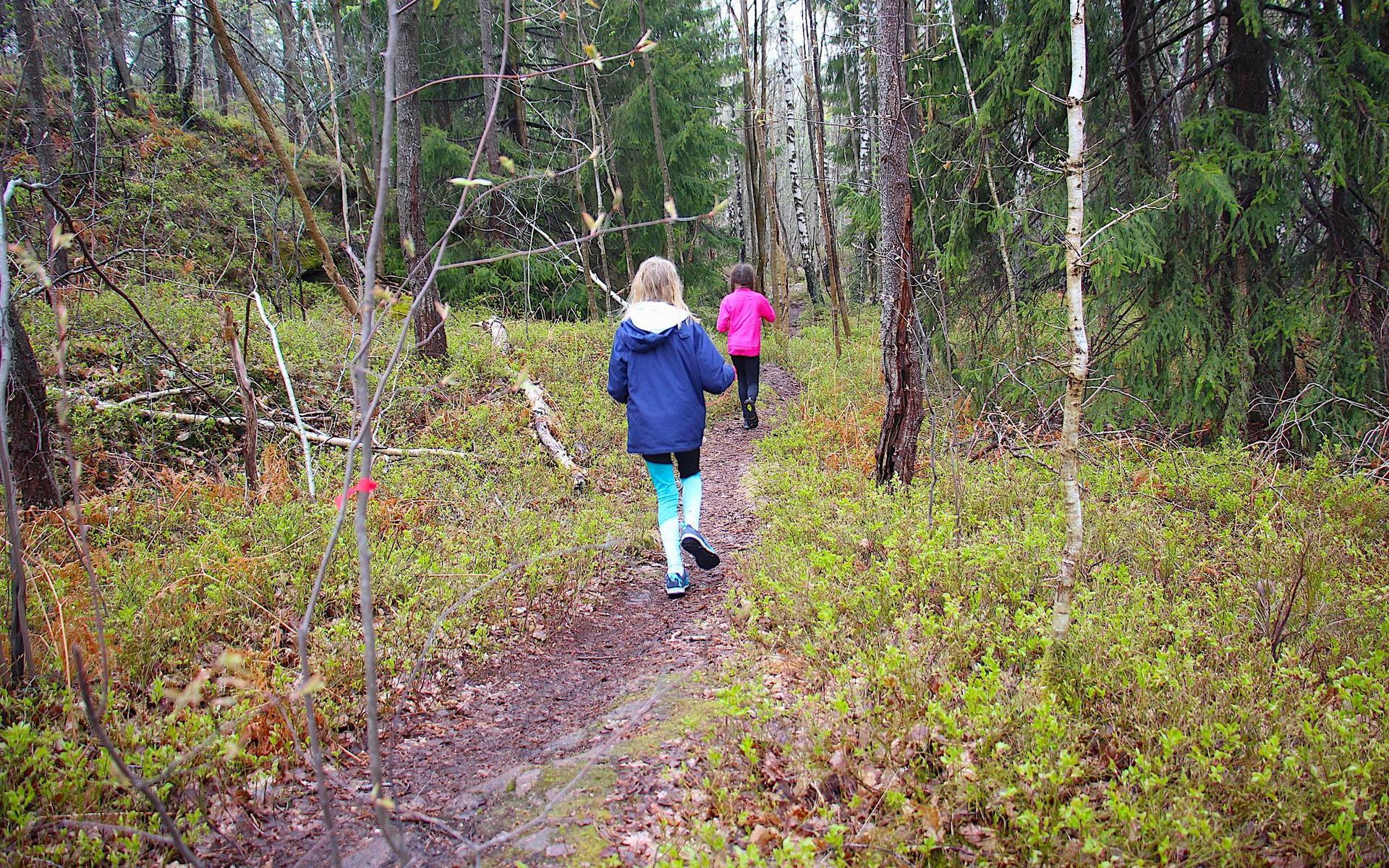 Harriet Axblom och Leah Sprei sätter ut markeringar längs slingan. 