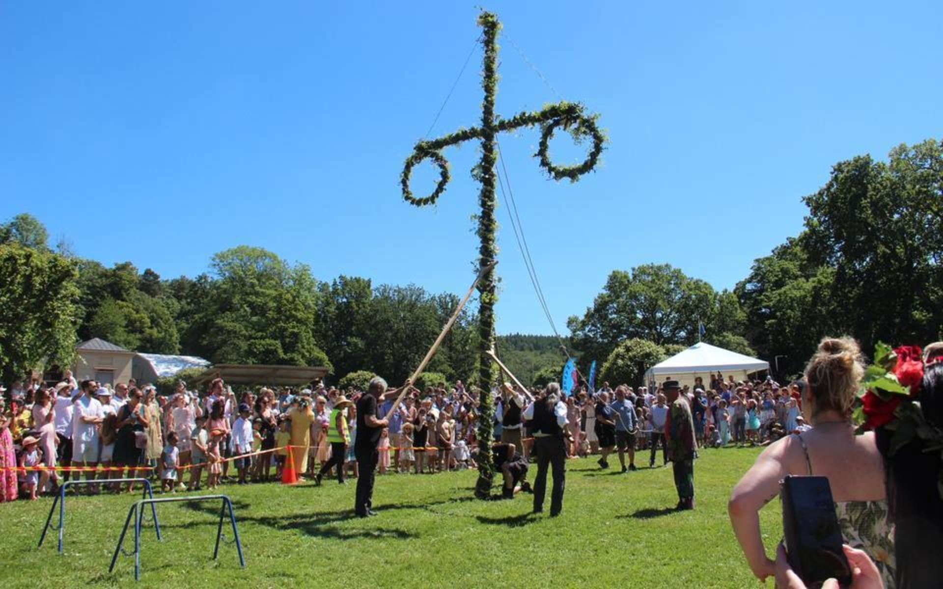 Många kom till Gunnebo för att fira midsommar under fredagen.