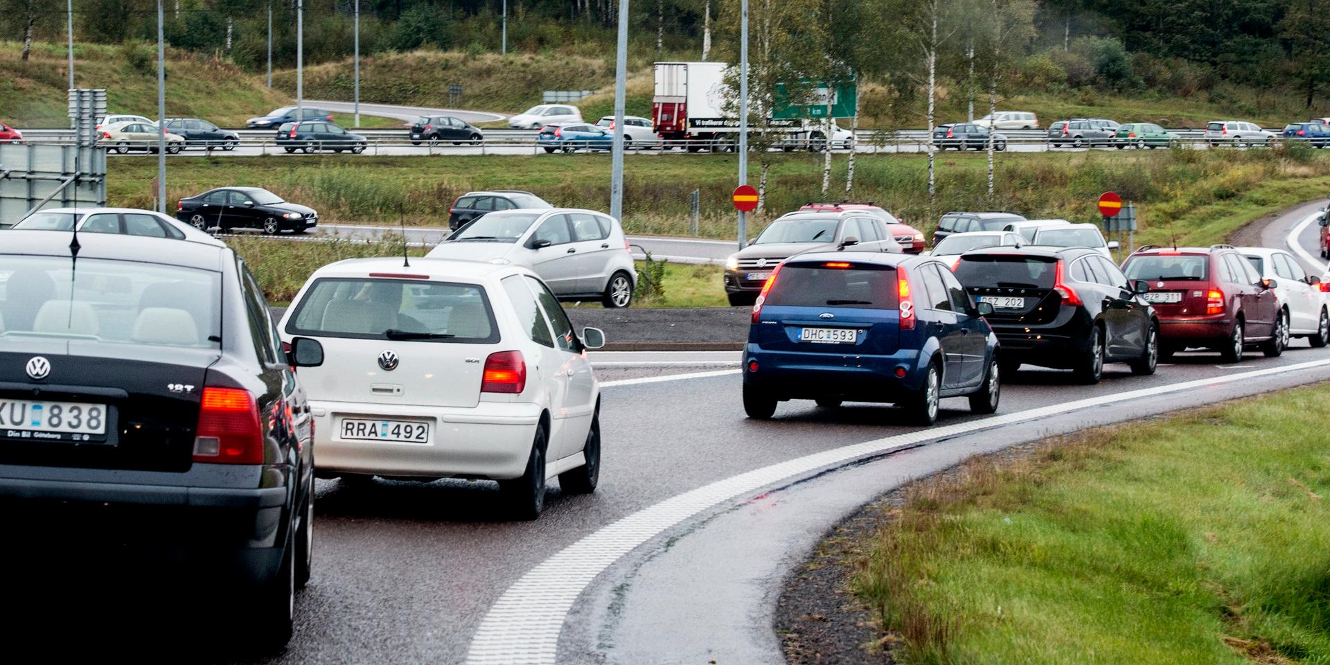 Det mest effektiva som vi som beslutsfattare kan göra för att minska koldioxidutsläppen är att få fler att välja kollektivtrafik, skriver Vänsterpartiet. 