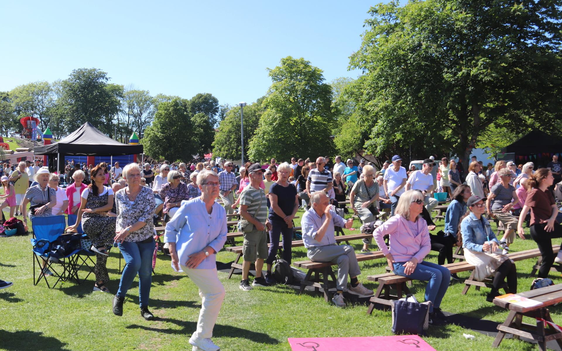 Flera deltog i gympan framför stora scenen i Stadshusparken på söndagseftermiddagen.