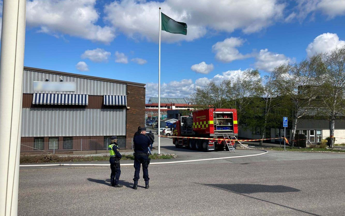 Även polis är på plats.