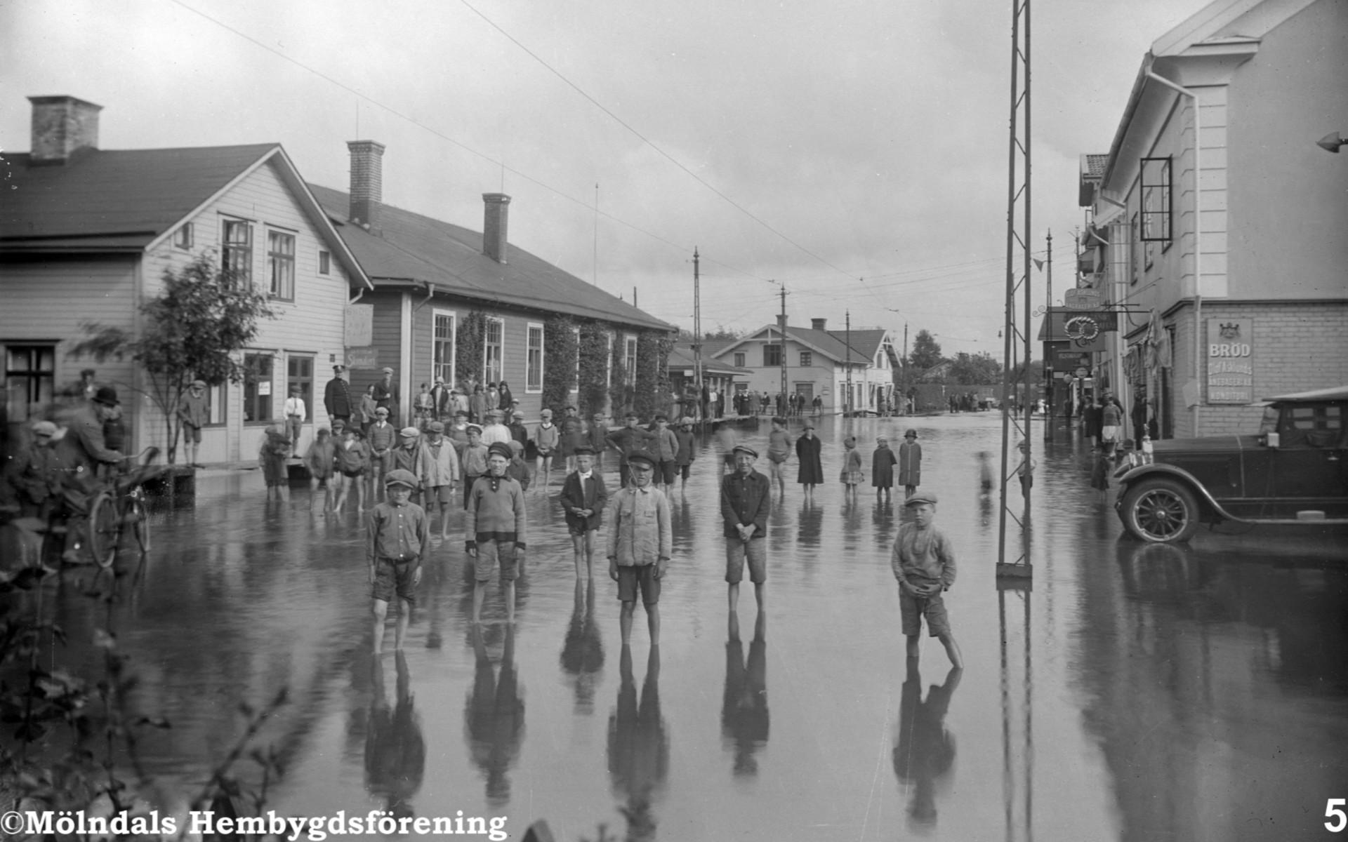 Året är 1927 och det var naturligtvis översvämning vid Mölndalsbro. 