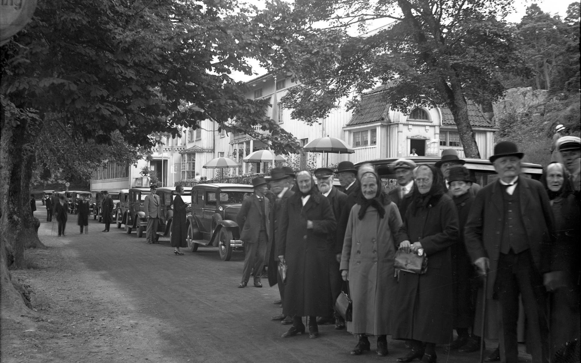 Den parkerade bilkaravanen i Särö 1933.