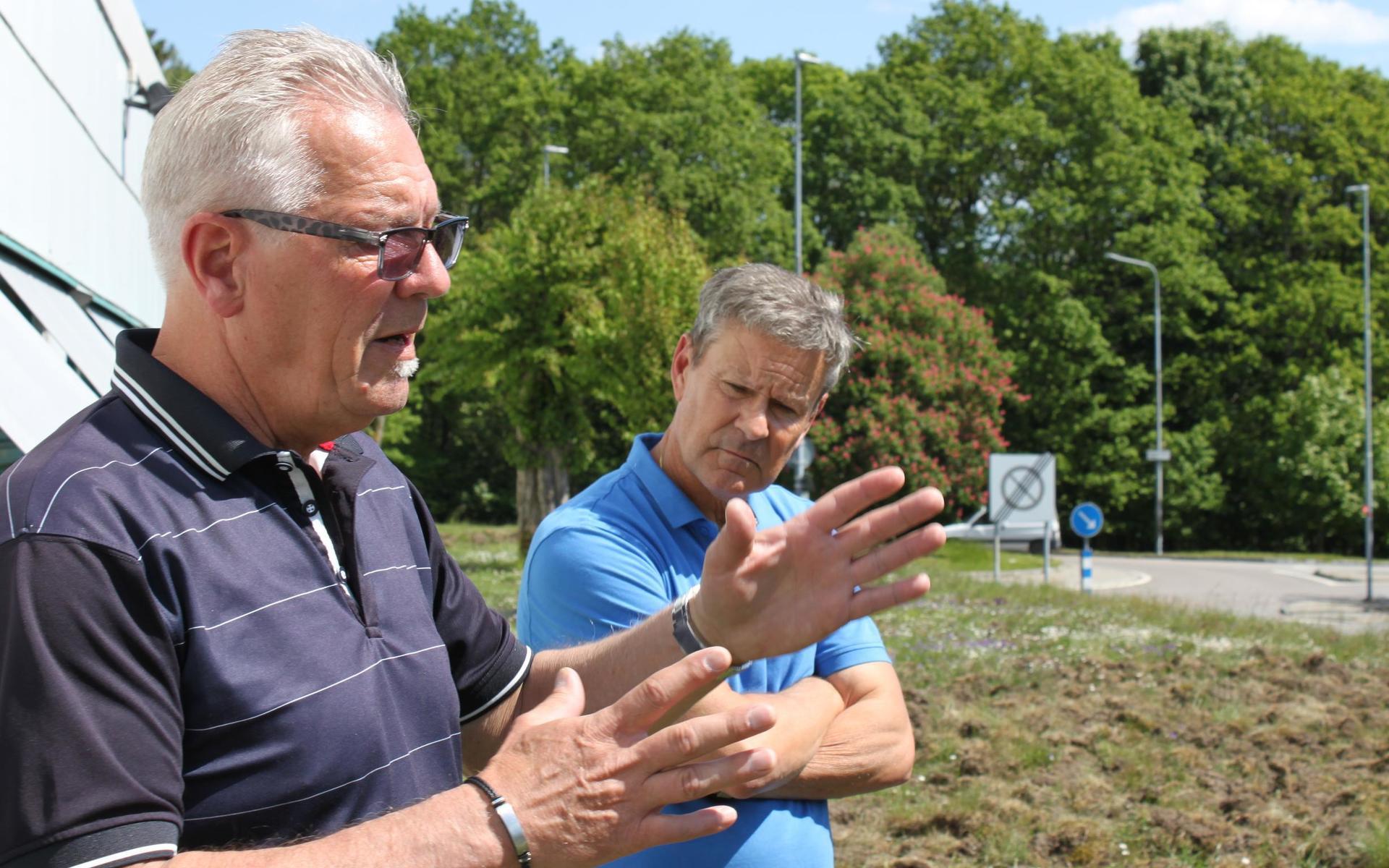 Kent Bengtsson, ordförande i samfällighetsföreningen Kantarellen, och Peter Lorenzson, fastighetsägare vid Palstmästarn AB diskuterar vildsvinsproblemen i Balltorp, som eskalerat de senaste åren. 