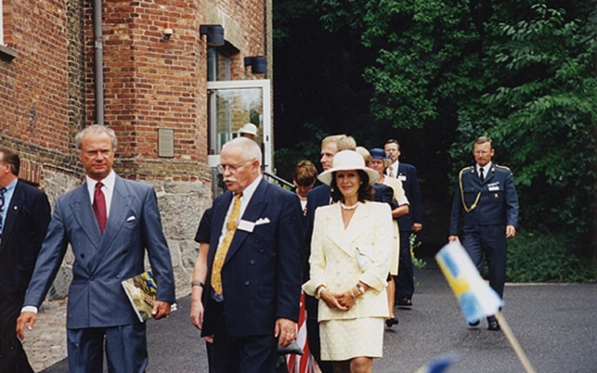 Besök av kung Carl XVI Gustaf och drottning Silvia på Mölndals museum 1997 i samband med att Tjenstefolksbyggningen på Gunnebo slott invigdes. Mellan kungaparet ses kommunalrådet Bengt Odlöw. Bakom drottningens hatt ses kulturchefen Karl-Gunnar Nordanstad.