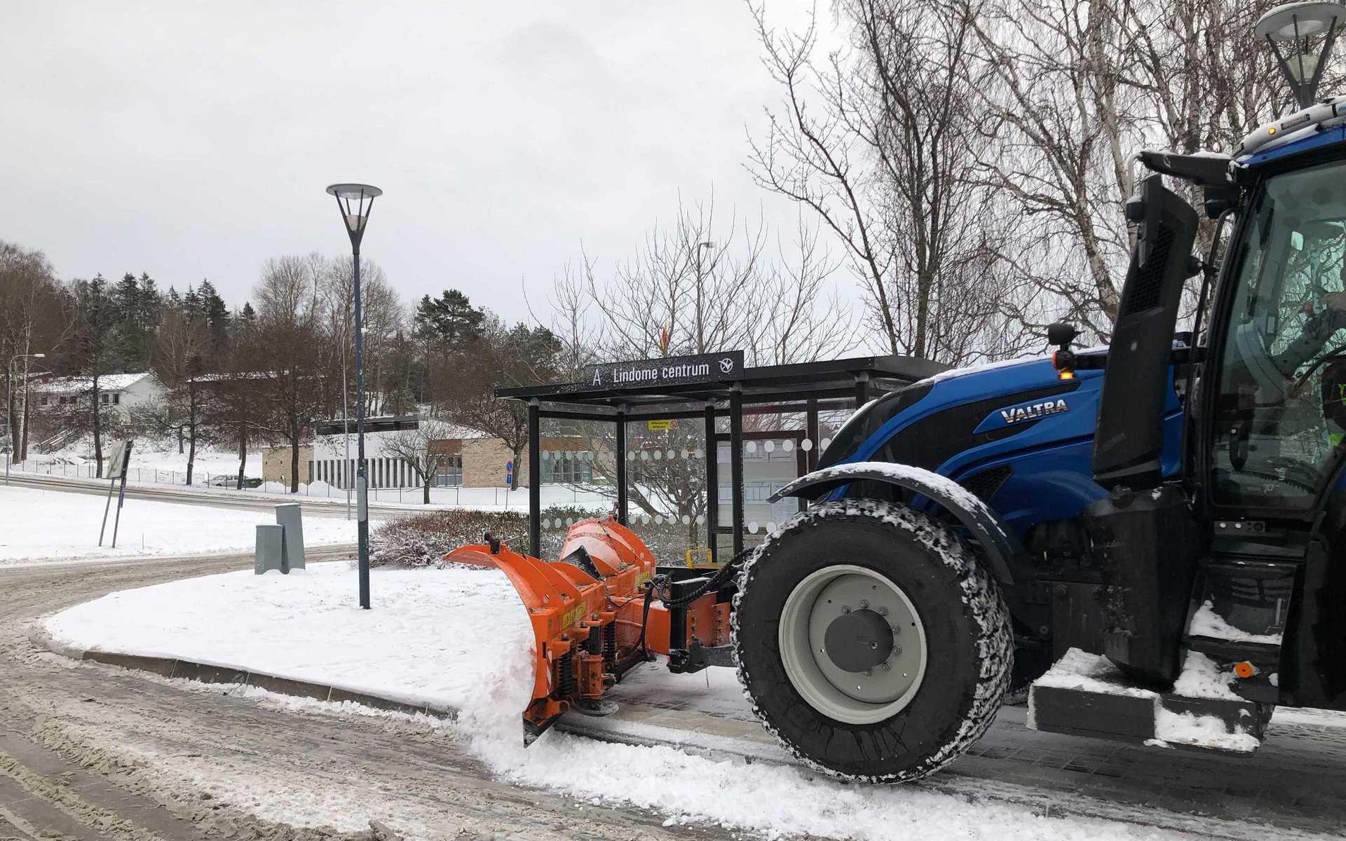 Snöröjning i Lindome centrum. 