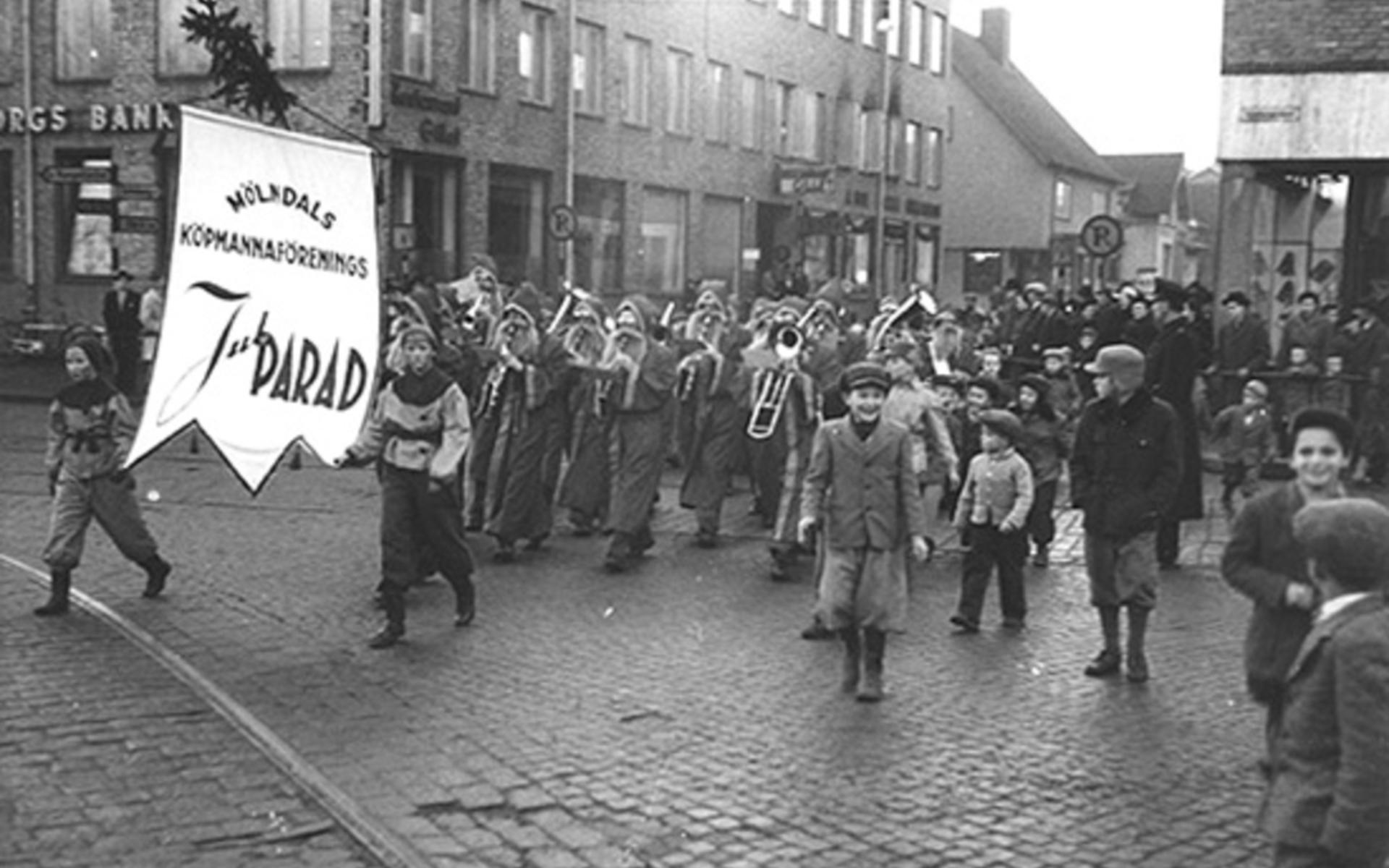 Julparad i Mölndals köpmannaförenings regi. Mölndals centrum, 1950-tal.