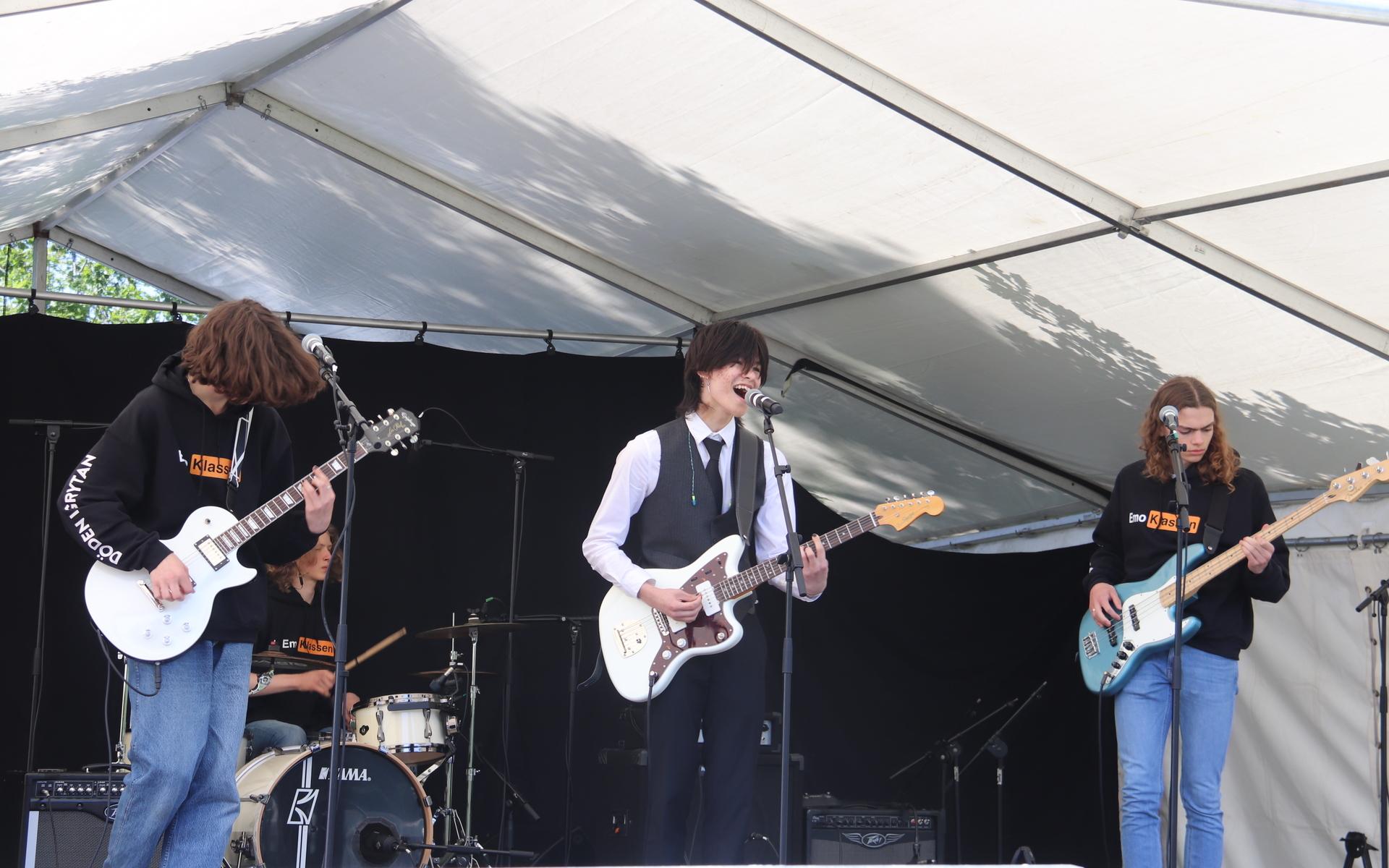 I Åbybergsparken ska det bjudas på musik från olika unga band från Mölndal. Subsole från Kvarnbyskolan höll på att soundchecka strax innan kl 16.00