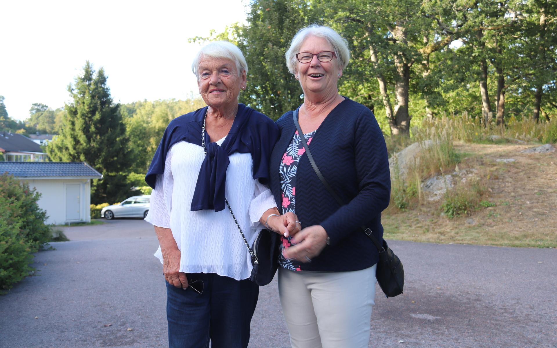 Gunilla Norrman och Berit Ljungqvist hade frågor om såväl skolan som vad som ska hända med Lindome centrum.