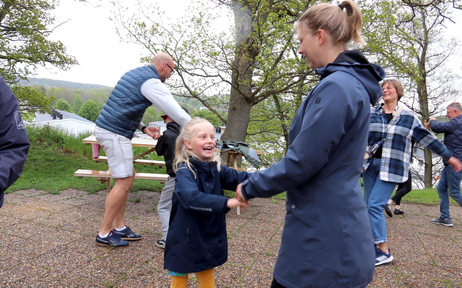 Linnea Elfvenfrost dansade runt med mamma Evelina Elfvenfrost. 