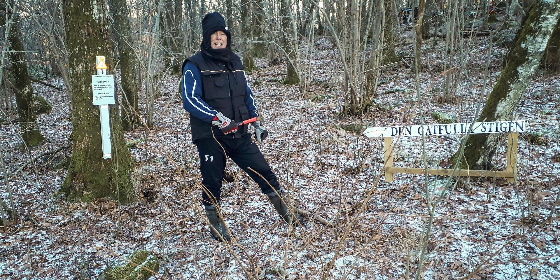 Man står i skogen.