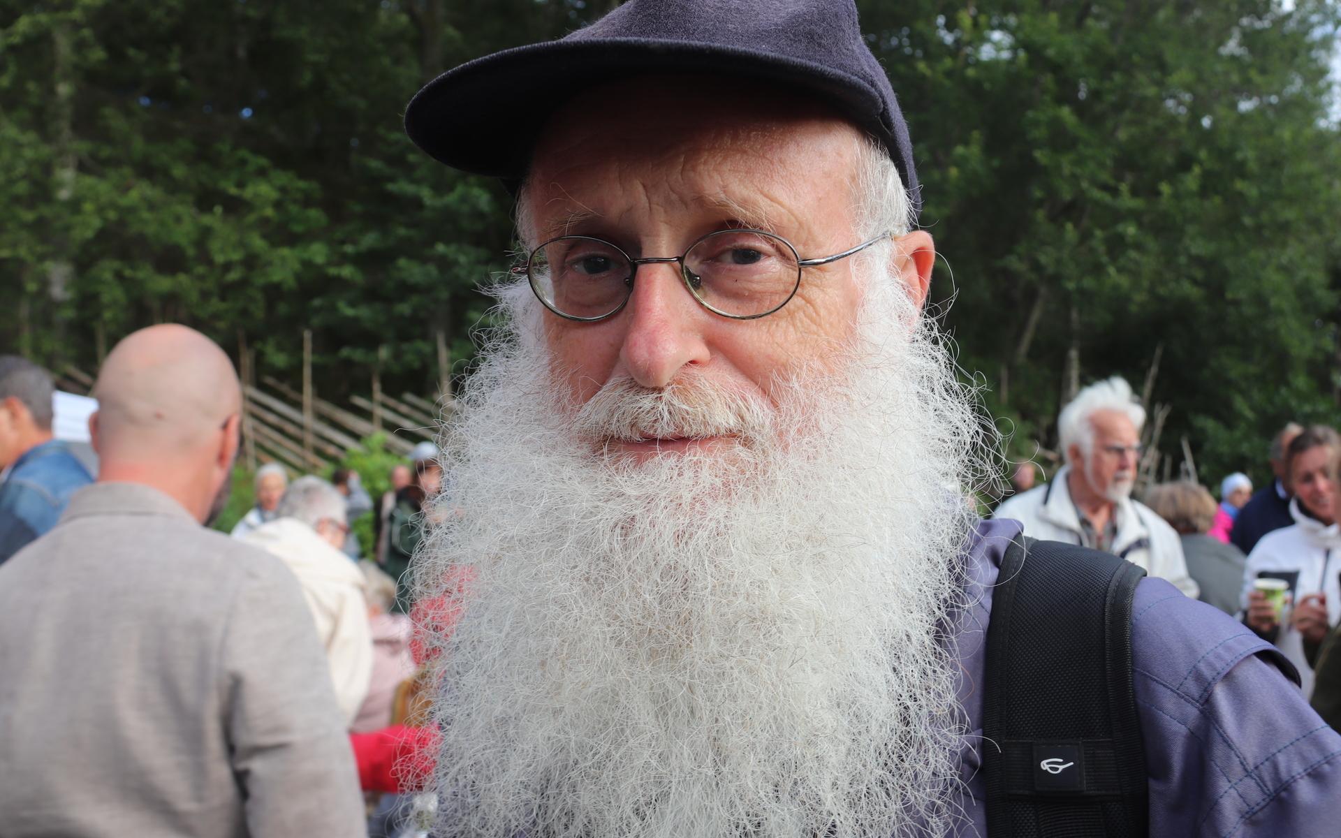 Folkbildaren, historikern och Århundradets Mölndalsbo Lars Gahrn besökte tisdagens sommarkafé. ”Musikerna är skickliga och det är bra att Stensjöns församling lyfter fram musiker här i Mölndal”, sa han om kvällen.