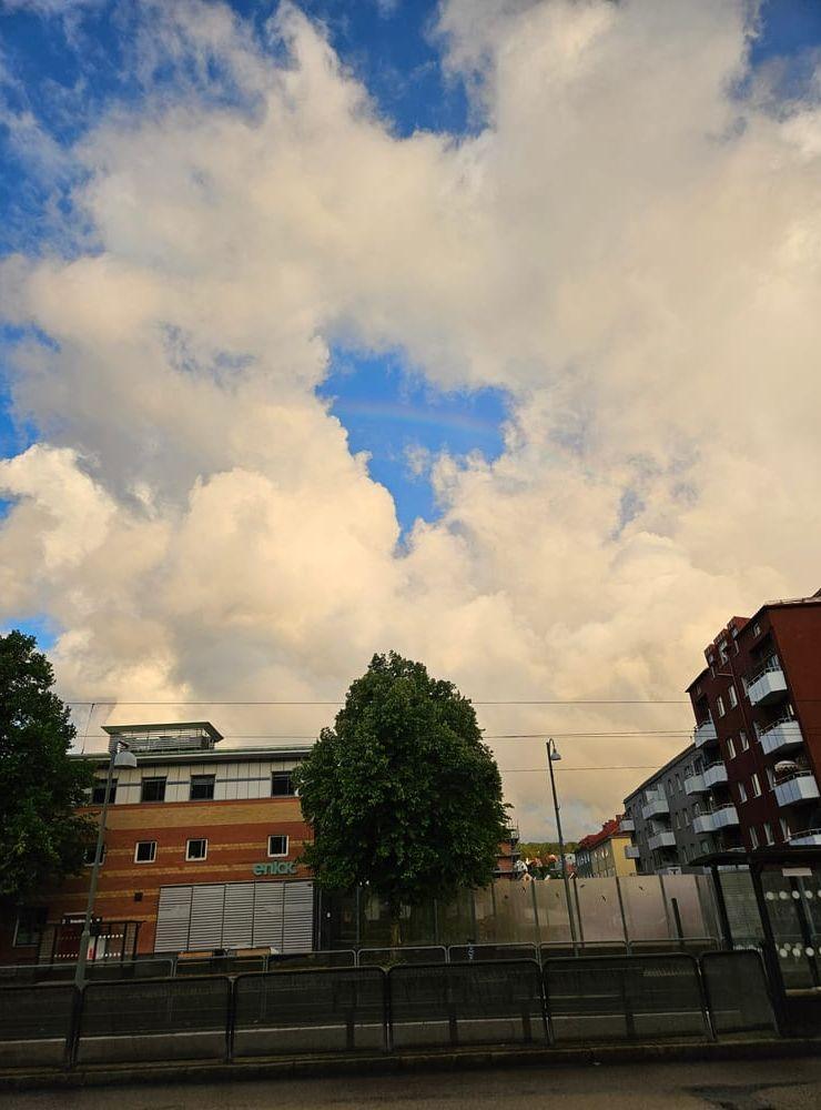 Denna vackra regnbåge genom ett hjärta syntes i Krokslätt torsdagen 25 juli 2024. 