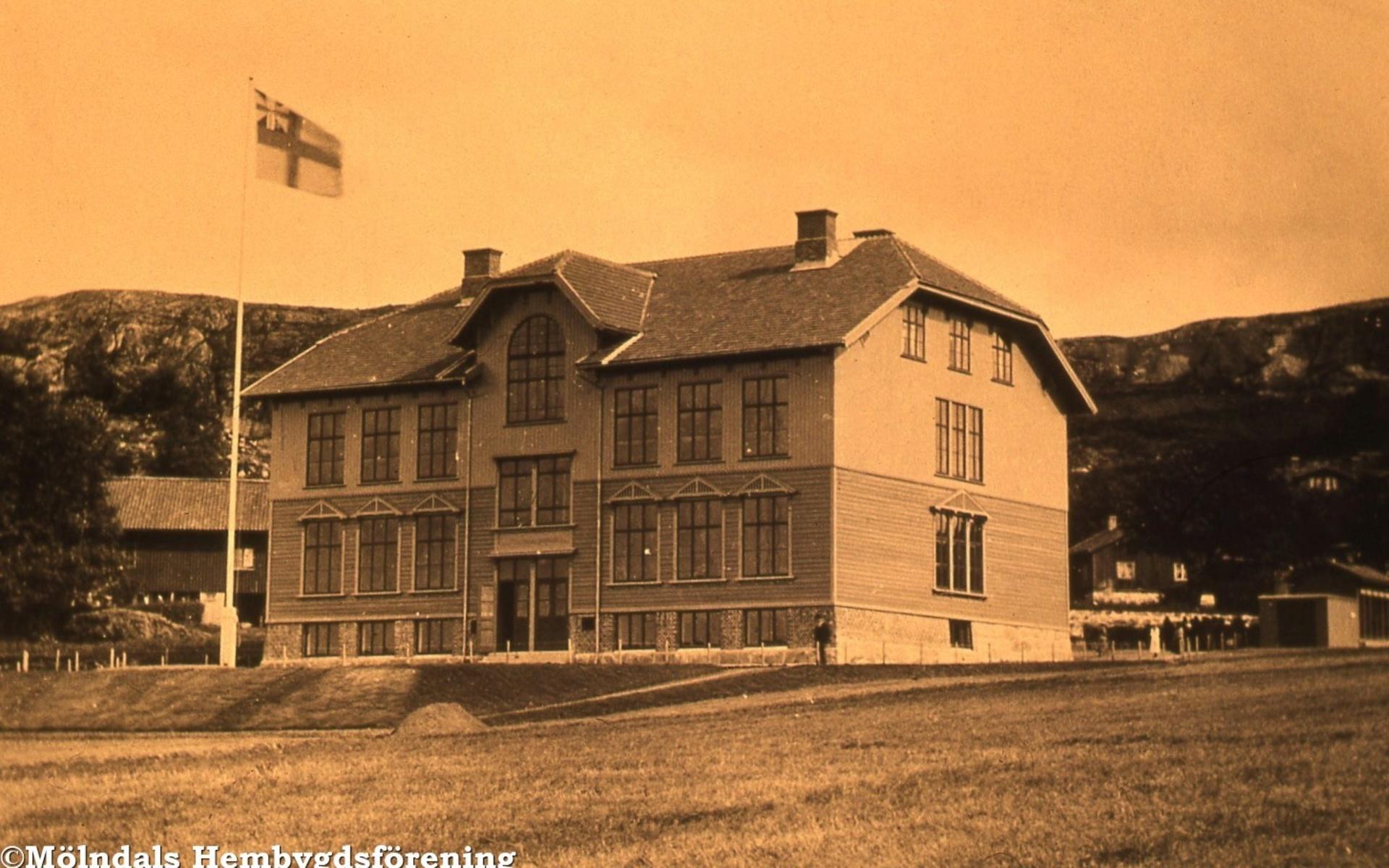 Trädgårdsskolan vid invigningen 1900. Då vajar unionsflaggan ännu - det skulle den göra till 1905. Geddas ladugård syns bakom flaggstången.