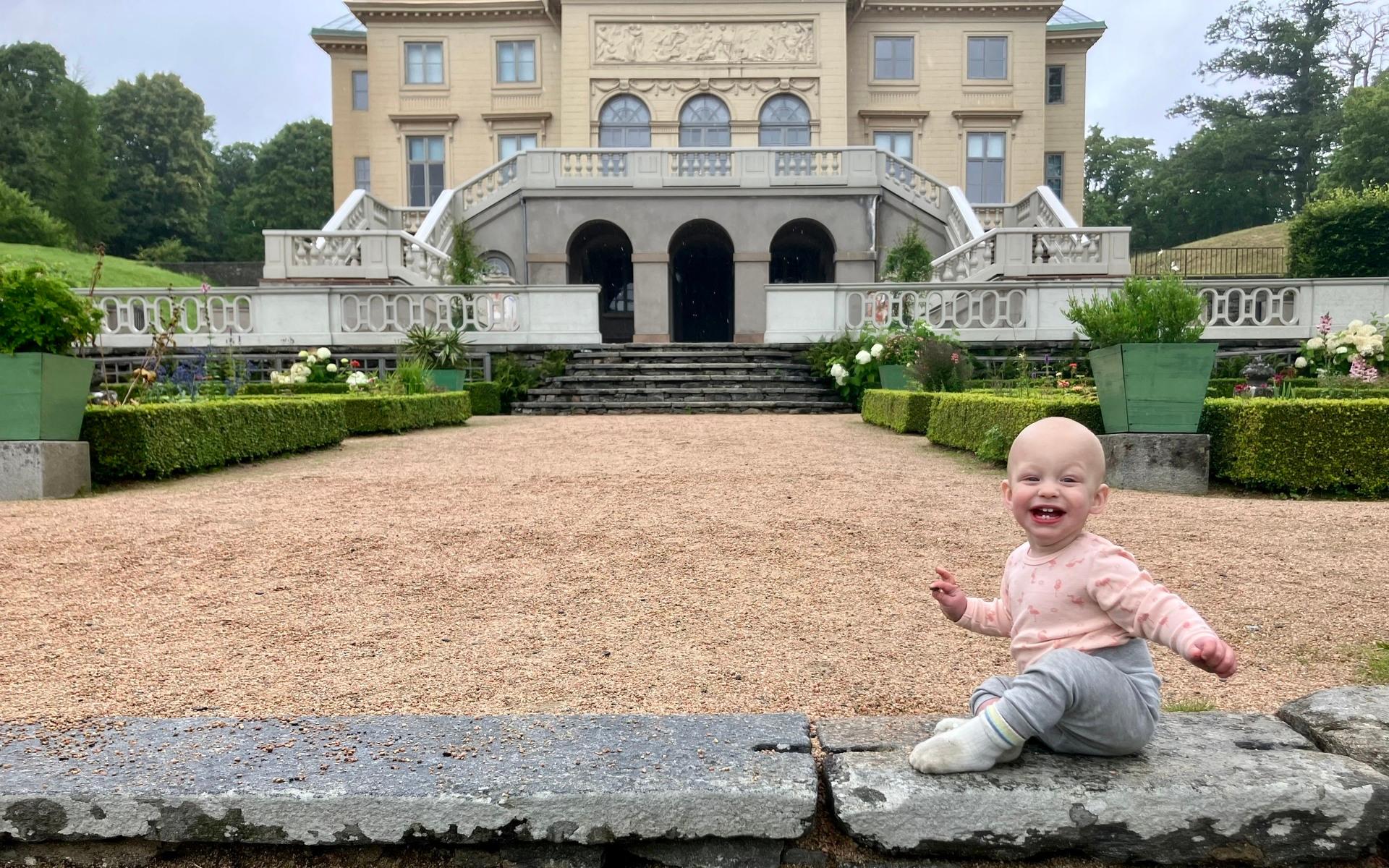 Isak, ett år, busar i trappan vid en cykelutflykt till Gunnebo slott. 