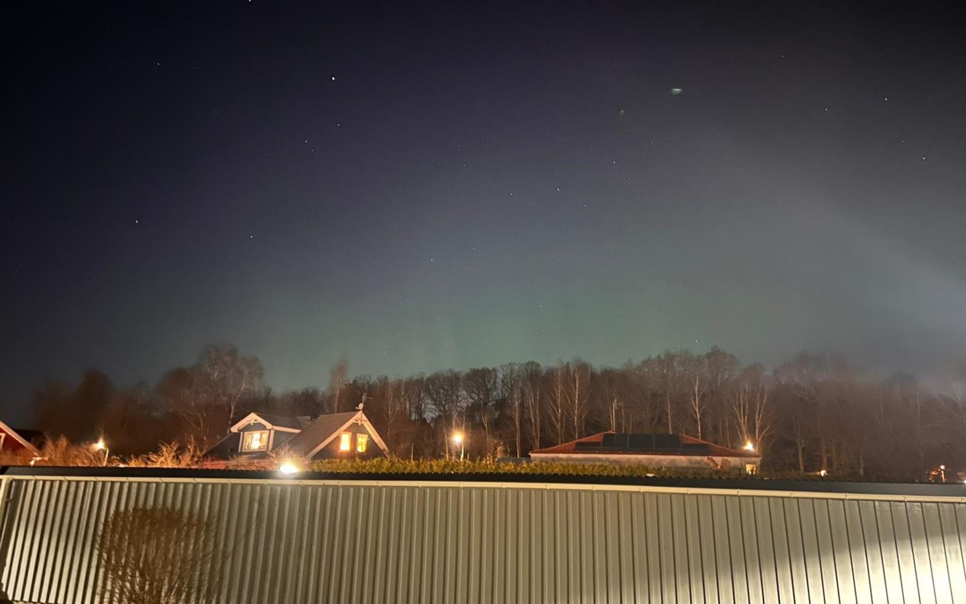 Först syntes ett ganska svagt sken på himlen. 