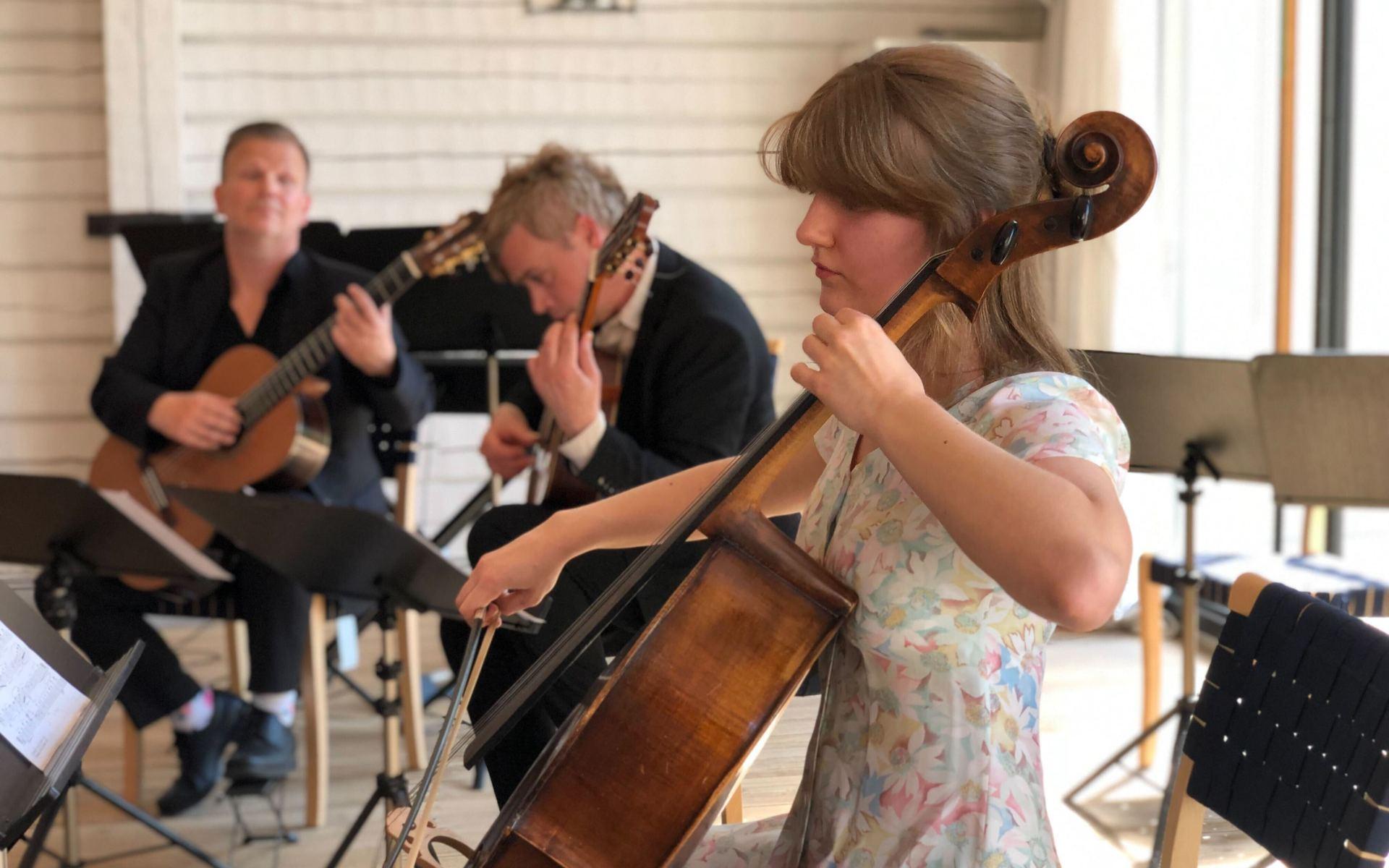 Cellisten Ida Löfdahl från Lindome blir kompad på gitarr av Gothenburg combo, som består av Thomas Hansy och David Hansson.