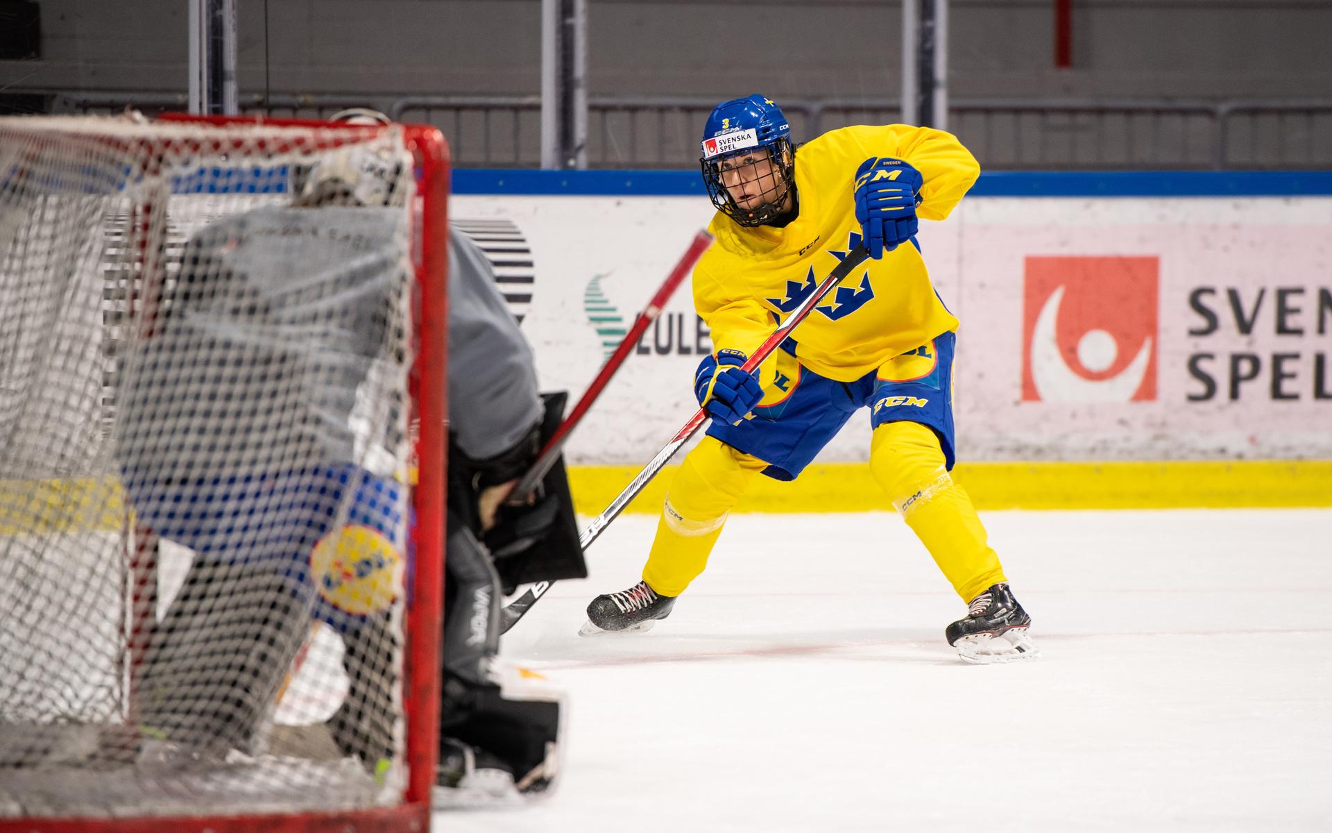 Anna Kjellbin under en träning med Sveriges damlandslag i ishockey den 10 november 2021 i Luleå. Vad få känner till om den stabila backen, är att hon älskar straffar. En faiblesse som har tjänat henne och hennes lag väl genom åren. 