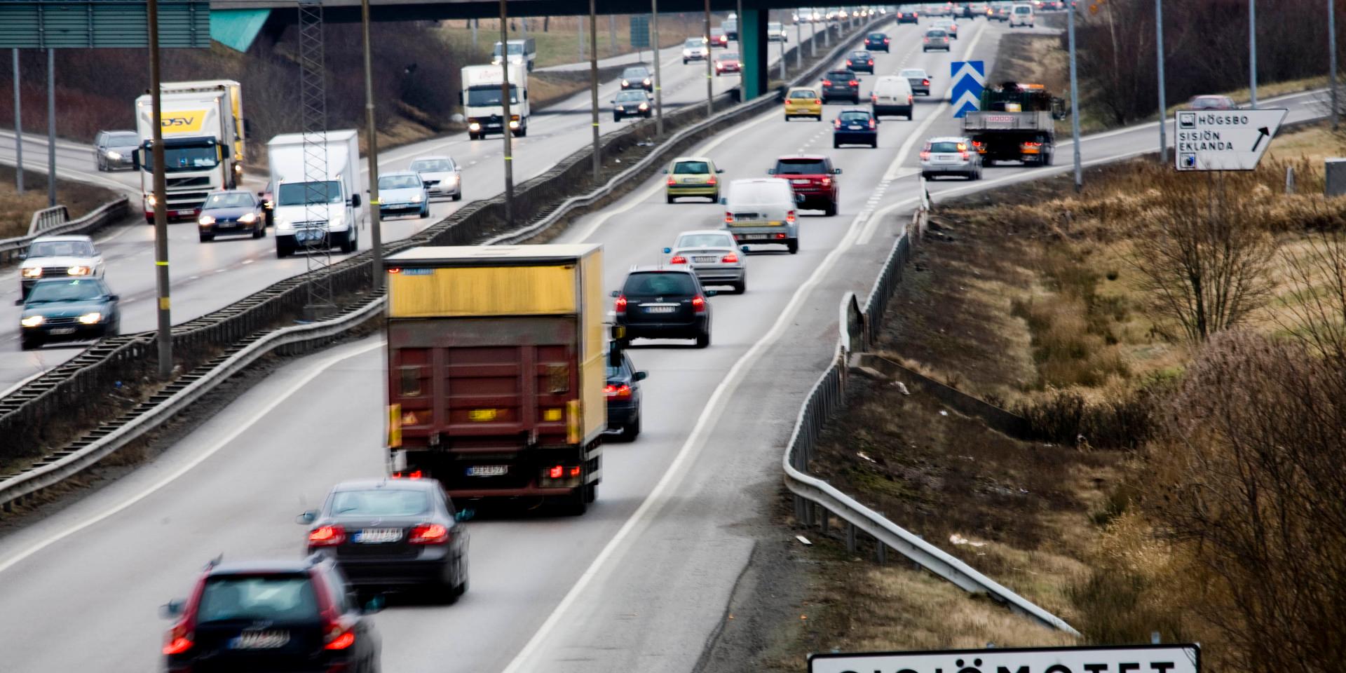 Mannen ska ha kört i 136 kilometer i timmen på Söderledens 80-sträcka.