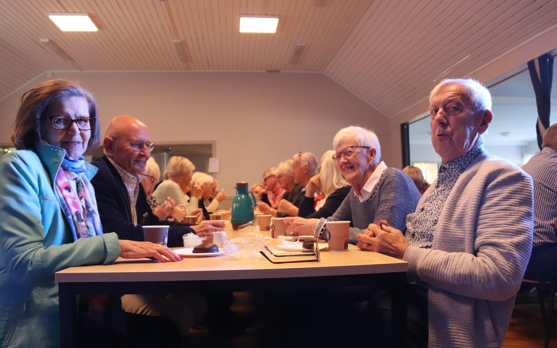 De äkta paren Siv och Leif Lundin, båda 74, och Gun och Helge Andersson, 82 respektive 83 år, bor 17 centimeter ifrån varandra i Lindome. Därför var det inte mer än rimligt att de blev grannar också på evenemanget. ”Man är tillbaka på 1960-talet när man hör det här. Det är bra låtar. Beatles har inte gjort någonting alls som är dåligt”, säger Leif. ”Bandet här kan det riktiga soundet”, säger Siv. Gun och Helge instämmer med föregående talare. 