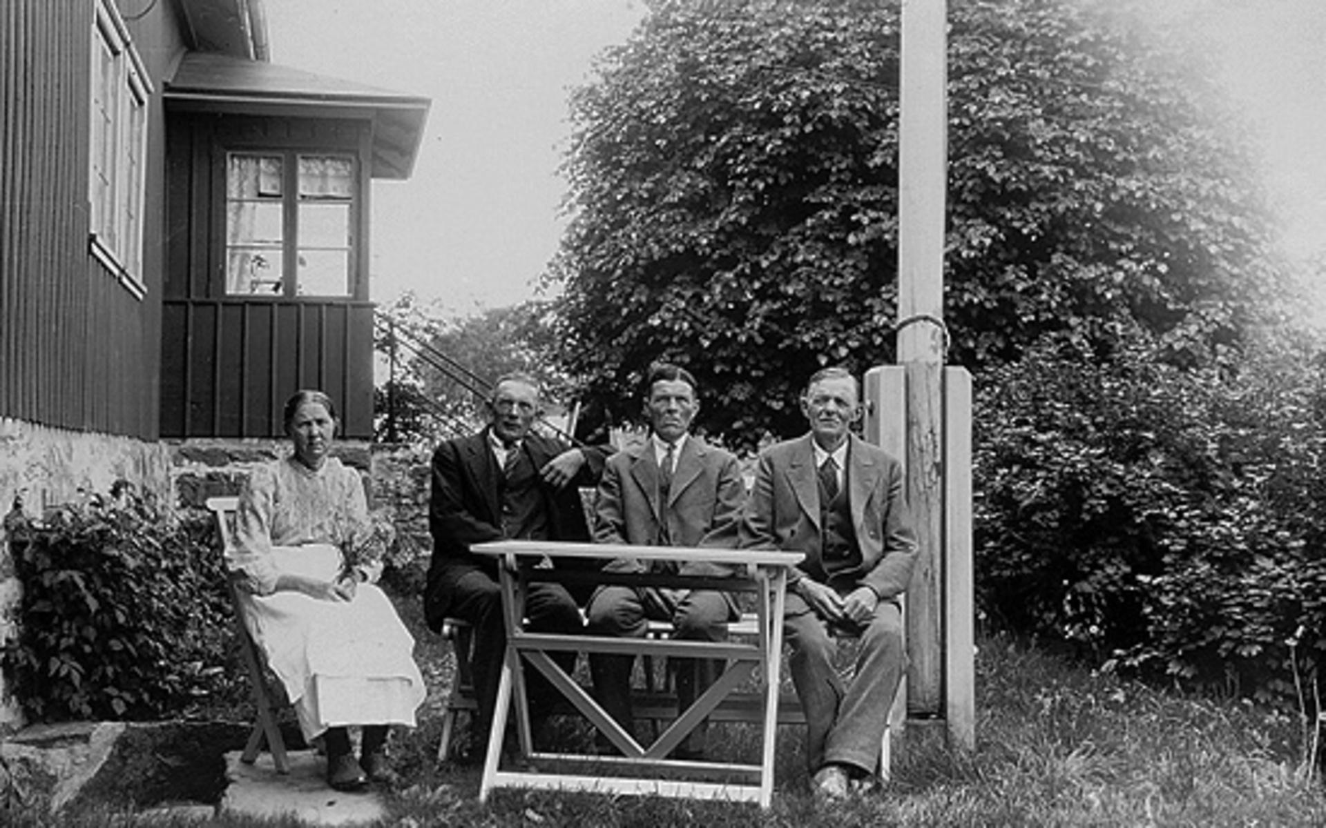 Syskonen Nilsson samlade i trädgården Betty, Albert, Robert och Karl.